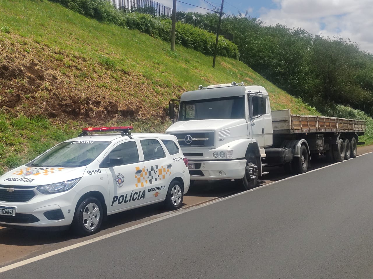 Pol Cia Recupera Carreta Roubada Na Cidade De S O Paulo Band Multi