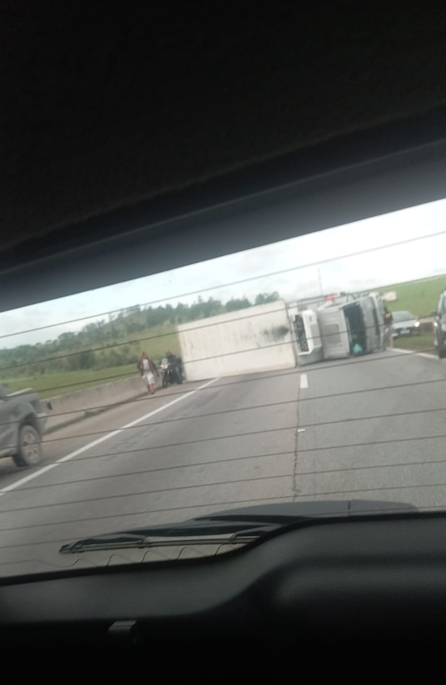 Acidente tombamento de caminhão causa 4km de lentidão na Dutra em