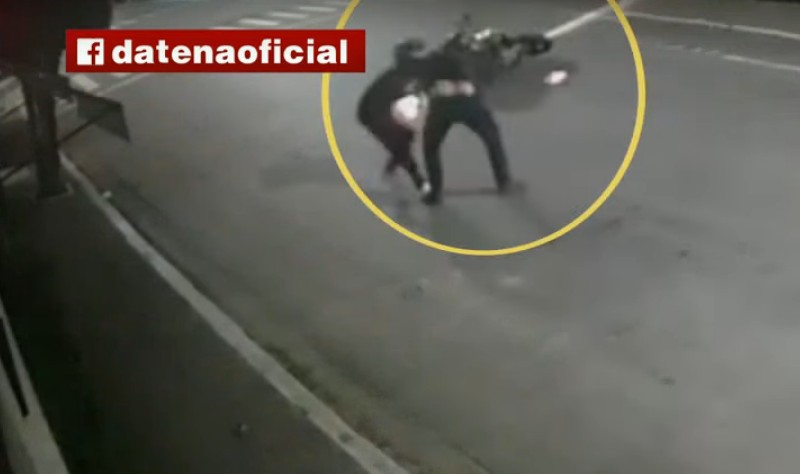 VÍDEO Vítima reage a assalto pega arma de bandido e atira Band