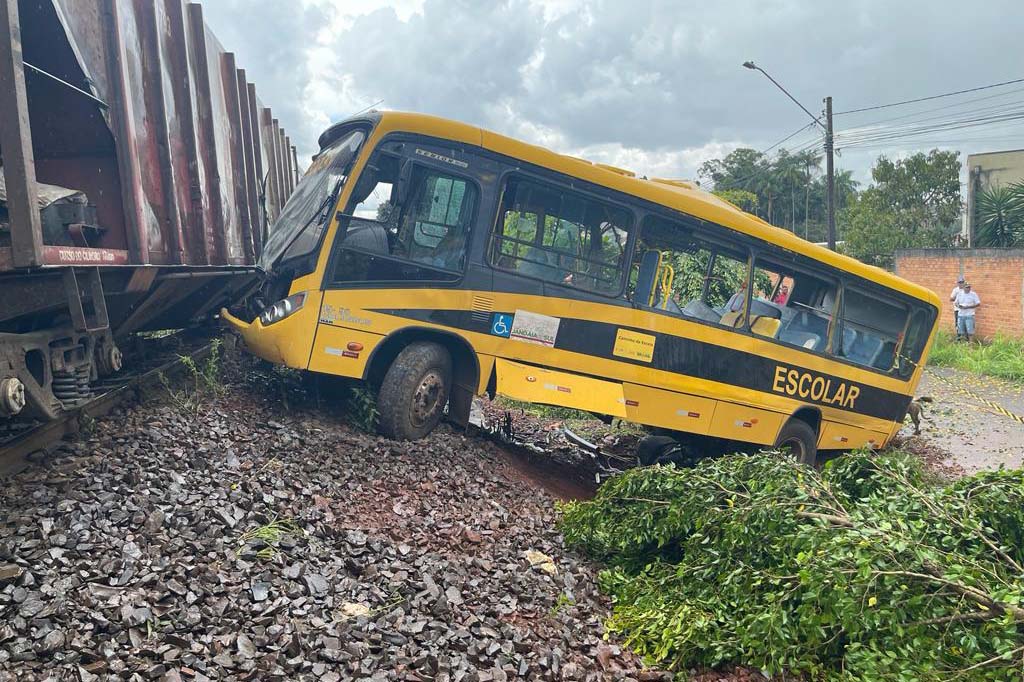 Trem de carga atinge ônibus e mata ao menos uma pessoa no DF