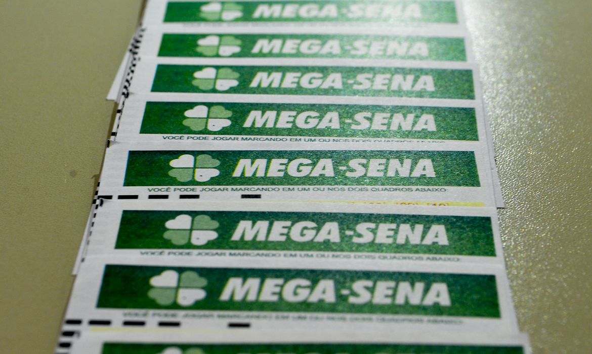 Aposta mínima da Mega-Sena, com seis dezenas, custa R$ 5 e pode ser feita na internet Marcello Casal Jr/Agência Brasil 