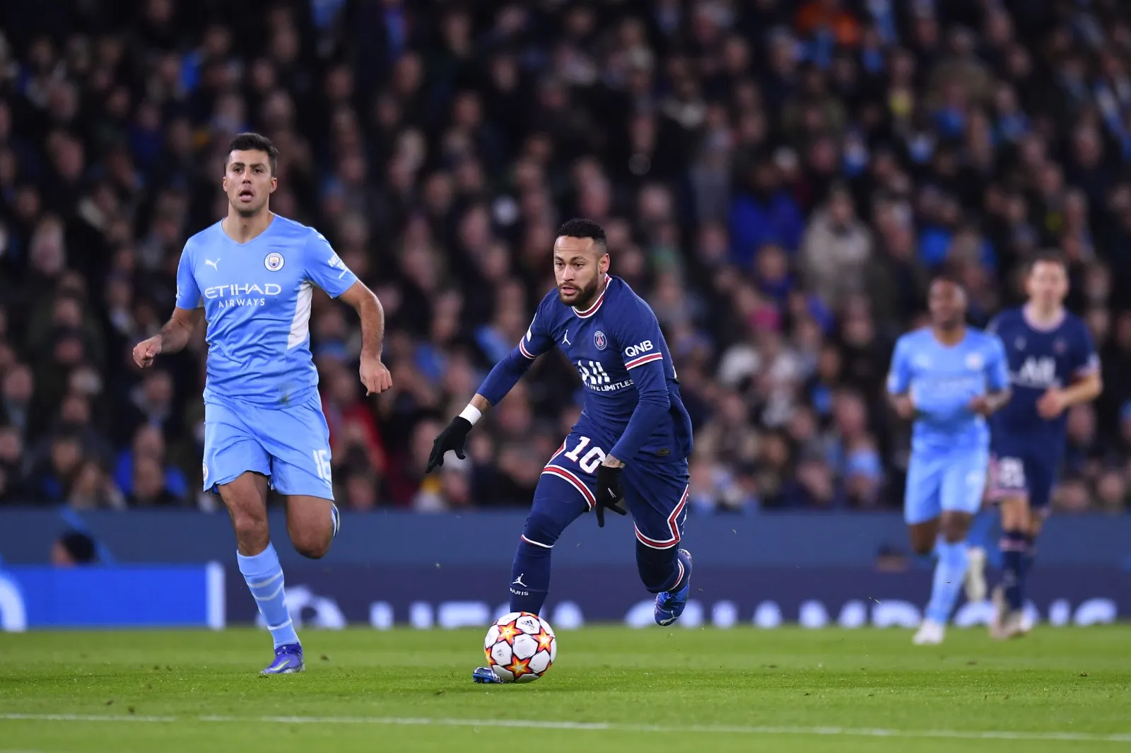 Neymar em ação contra o Manchester City; craque pode voltar aos gramados em fevereiro
