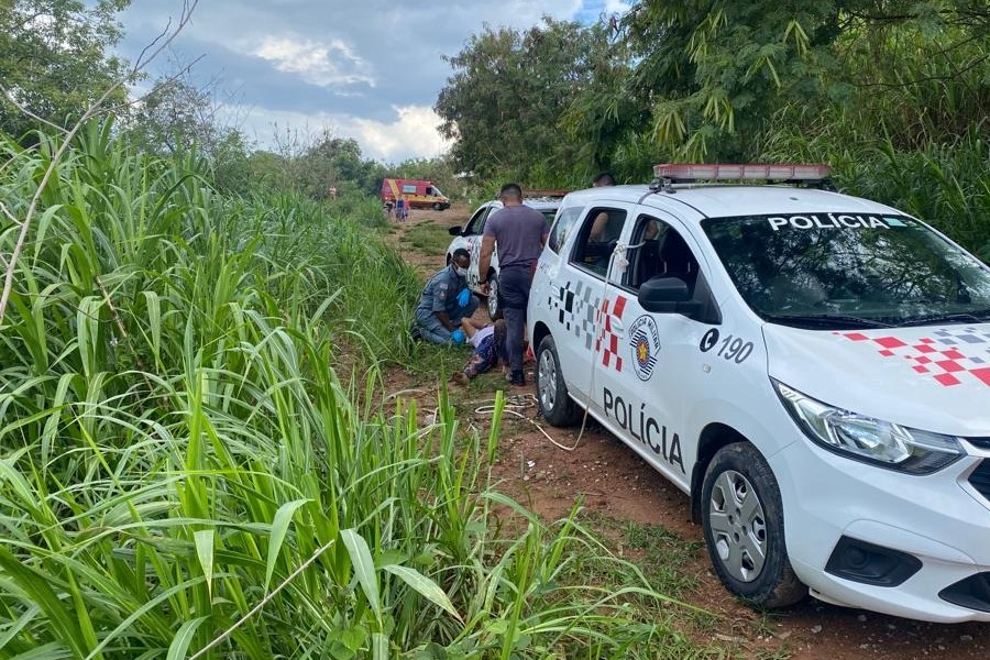 Vítima se agarrou a vegetação e conseguiu contato com a Polícia Militar Polícia Militar de SP