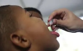 Criança toma vacina da pólio