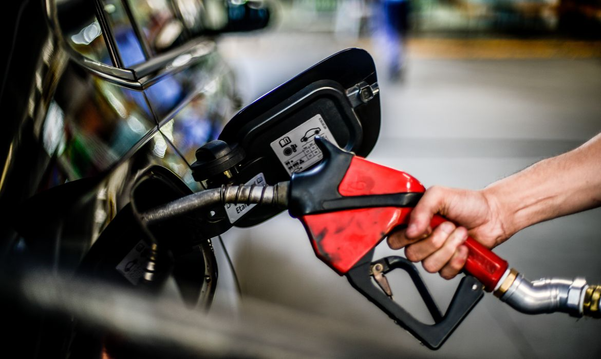  Preço da gasolina nos postos volta a subir pela quarta semana seguida Agência Brasil