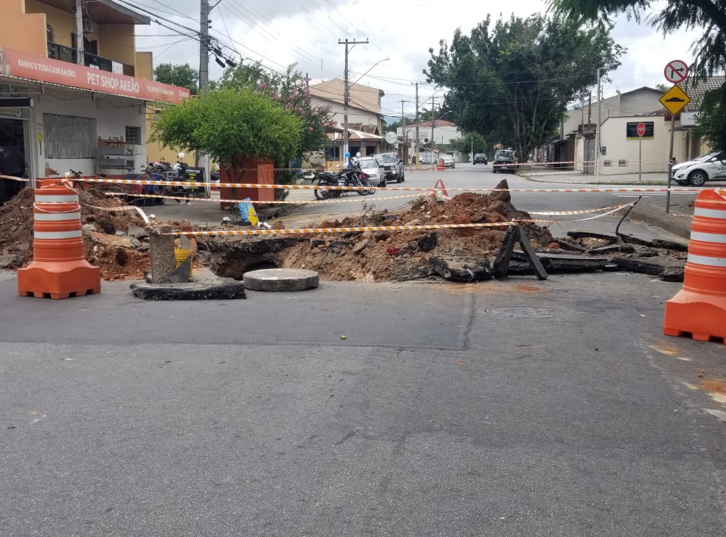 Cratera se abre na rua e interdita avenida no Areão, em Taubaté  Rauston Naves/Vale Urgente