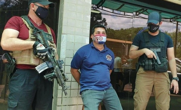 Traficante conhecido como "Senhor das Armas" é extraditado para o Brasil