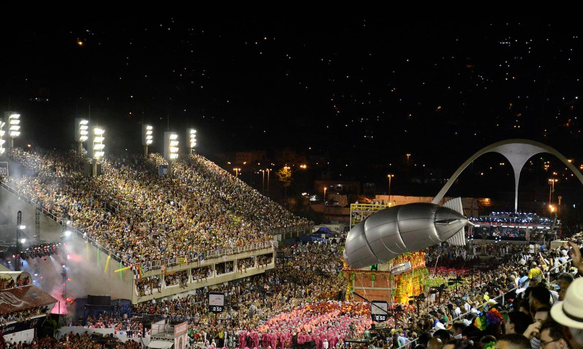 Sambódromos recebem último dia de desfile  Foto: Agência Brasil 