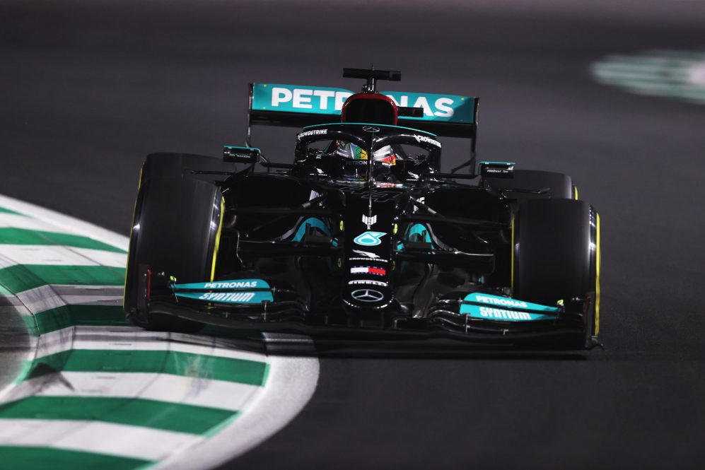 Verstappen erra e Hamilton vai largar em 1º no GP da Arábia Saudita