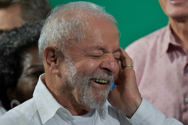 Lula sorri antes de uma marcha em Belo Horizonte (MG), Brasil, 9 de outubro de 2022 REUTERS/Washington Alves