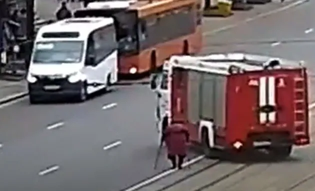 Bombeiros bloqueiam trânsito para idosa atravessar rua na Rússia; assista