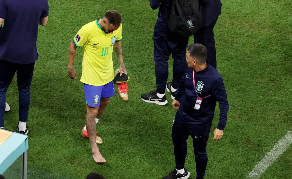 Neymar sai de campo com o tornozelo inchado na estreia do Brasil na Copa, contra a Sérvia