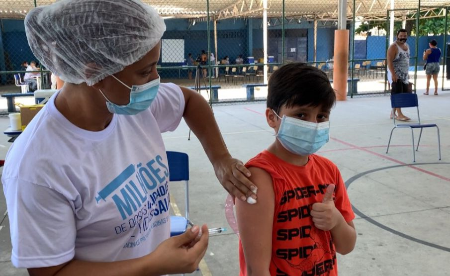 Exigência da vacinação infantil contra a Covid nas escolas divide opiniões