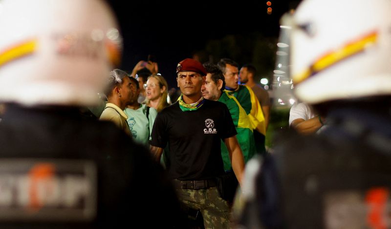 Policiais e manifestantes durante ato em Brasília REUTERS/Adriano Machado