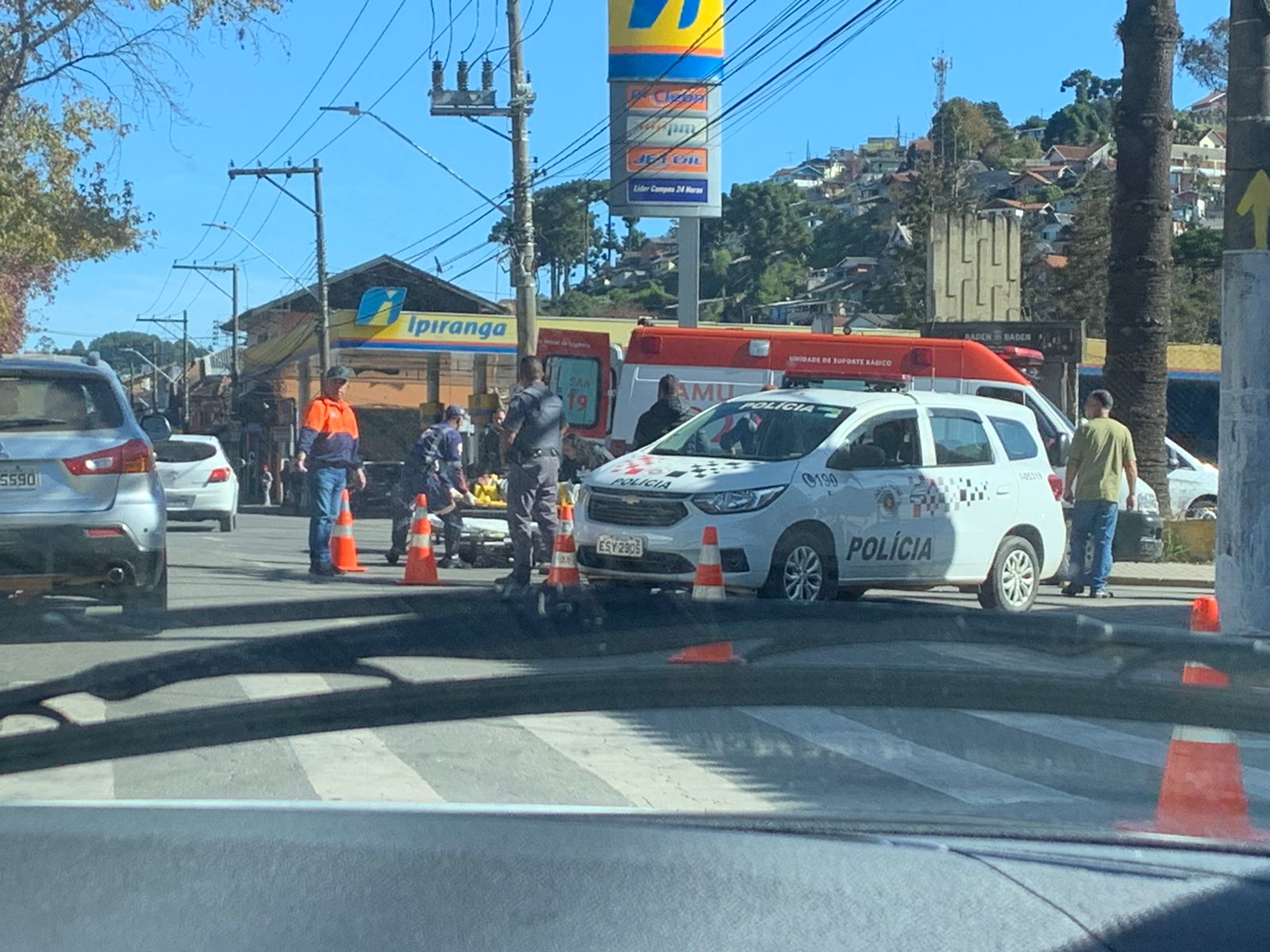 Mulher é atendida após acidente com carro e moto Imagem/TV Band Vale