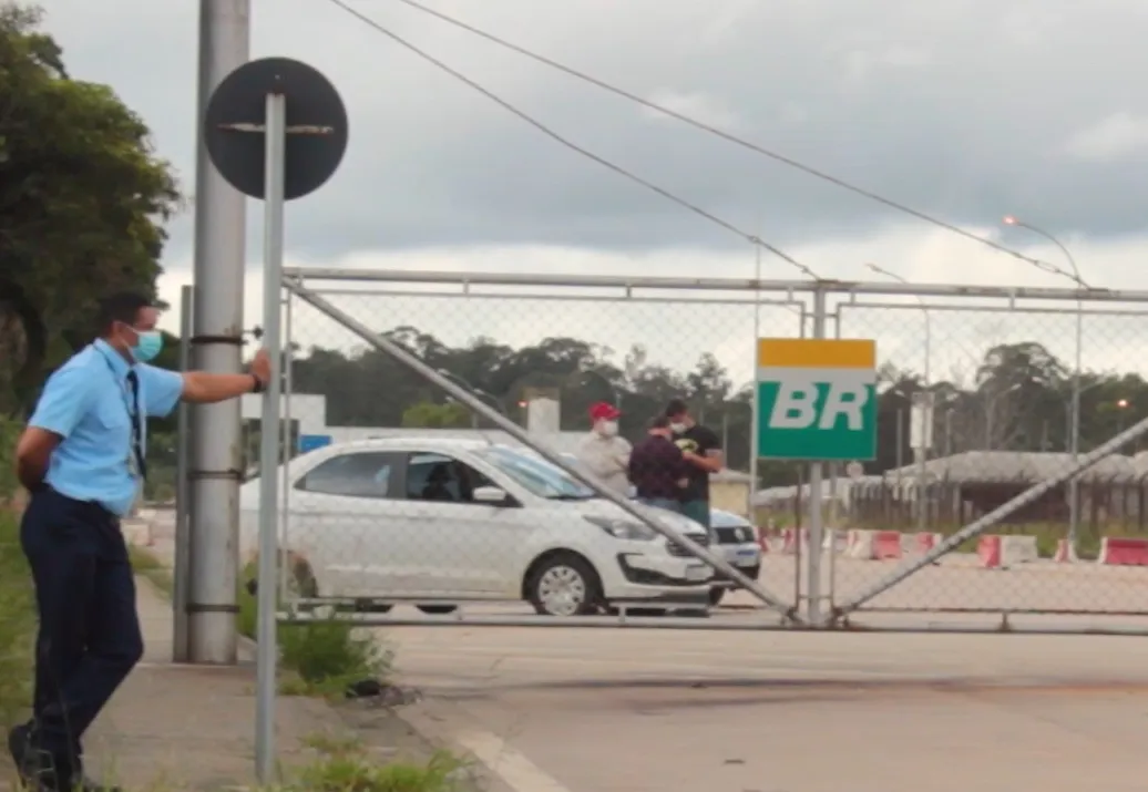 Terceirizados fazem paralisação em frente à Revap, em São José dos Campos