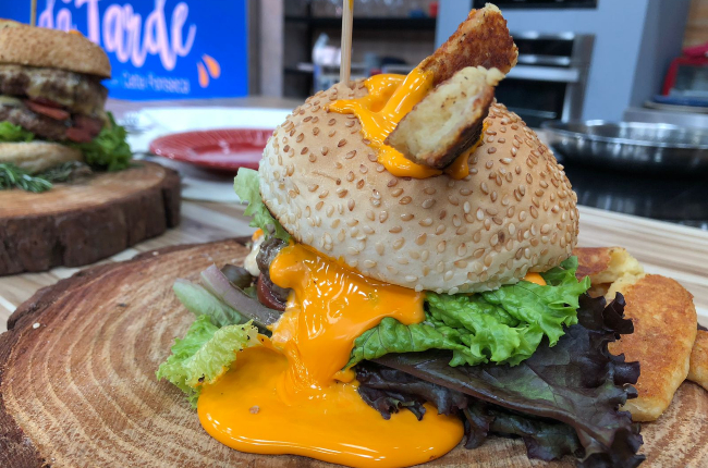 Burger vulcão e sticks de batata com queijo e bacon | Band Receitas
