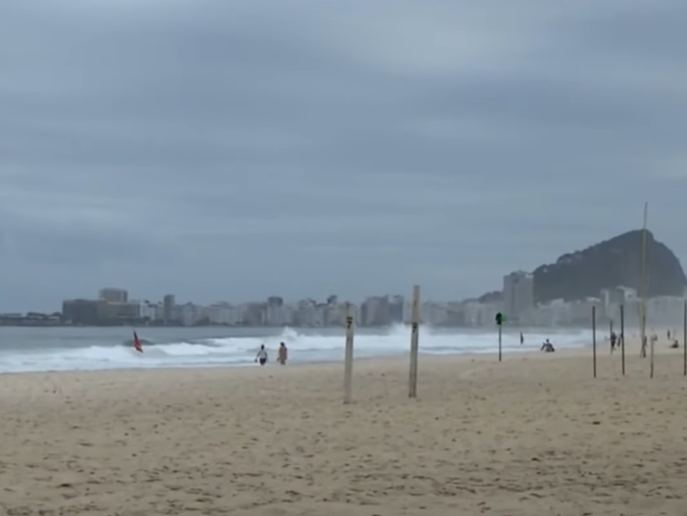 Bares e praias têm primeiro dia sem restrições no Rio Reprodução TV