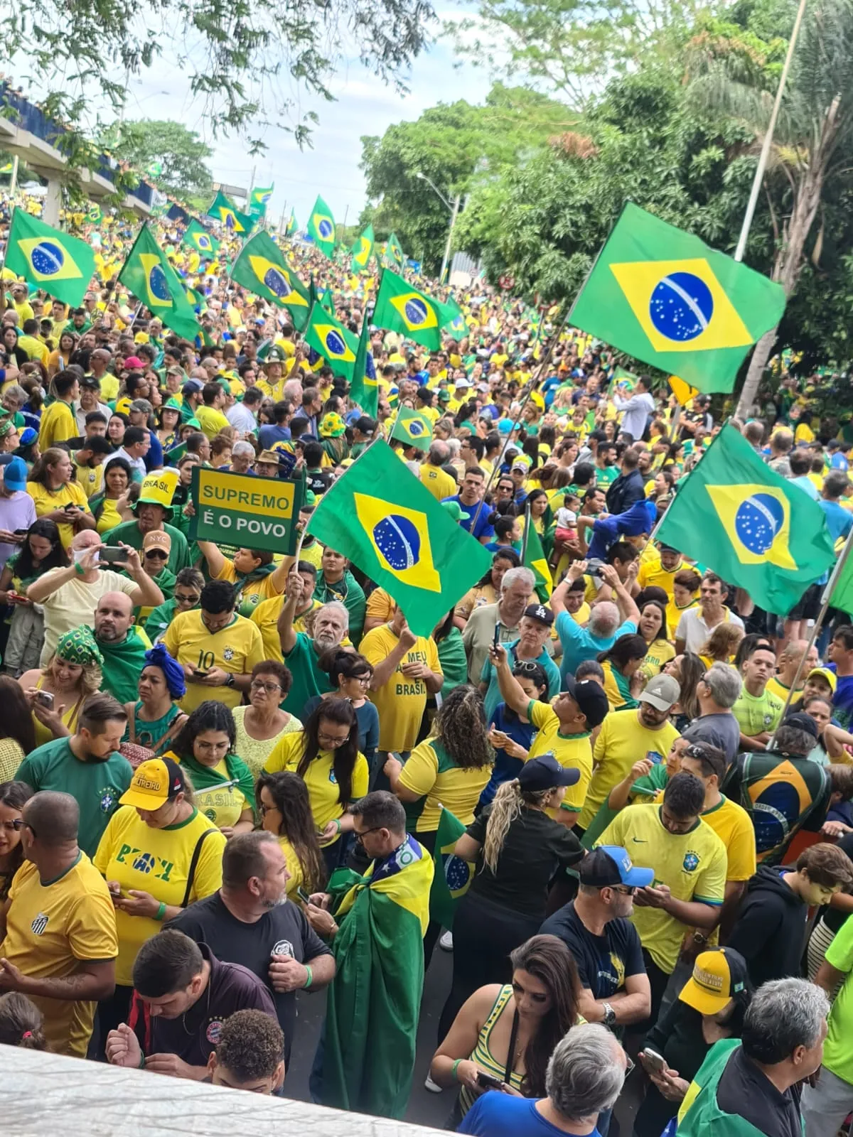 Os apoiadores do presidente se reuniram no Tiro de Guerra