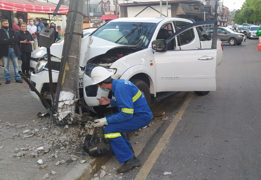 Motorista tem mal súbito ao volante e bate carro em poste em Campos do Jordão Wander Vieira/Defesa Civil