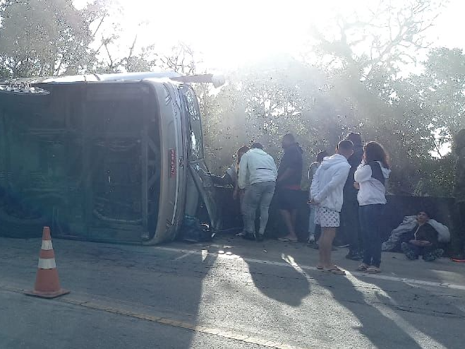 Ônibus tomba e mata seis pessoas na Oswaldo Cruz Redes Sociais