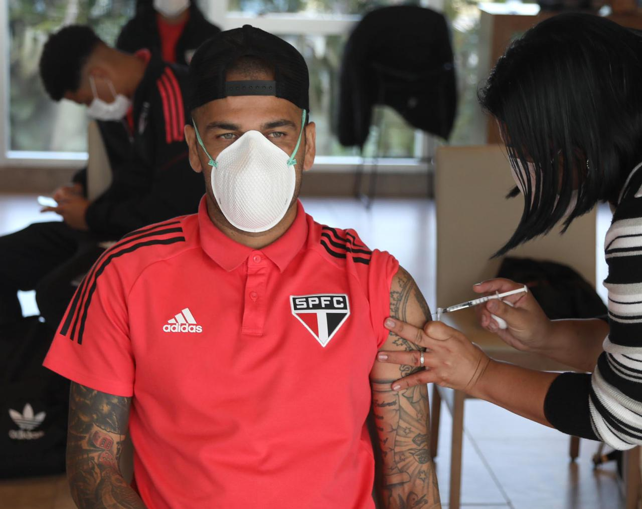 Daniel Alves recebe a primeira dose da Coronavac com o elenco no Paraguai Rubens Chiri/Saopaulofc.net