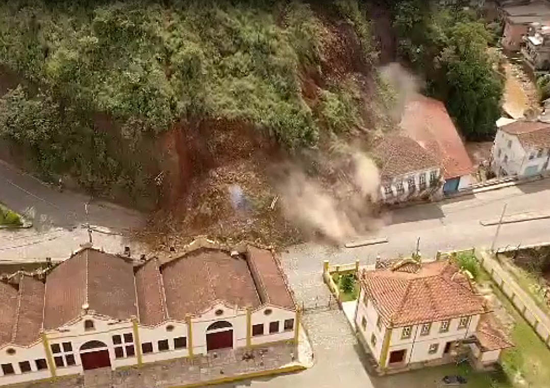 Vídeo: deslizamento de terra atinge casarões em Ouro Preto (MG)