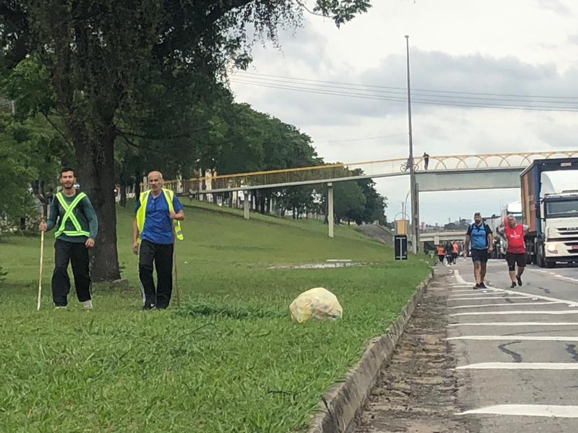 Romeiros realizam caminhada até Aparecida neste feriado Caroline Rossasi