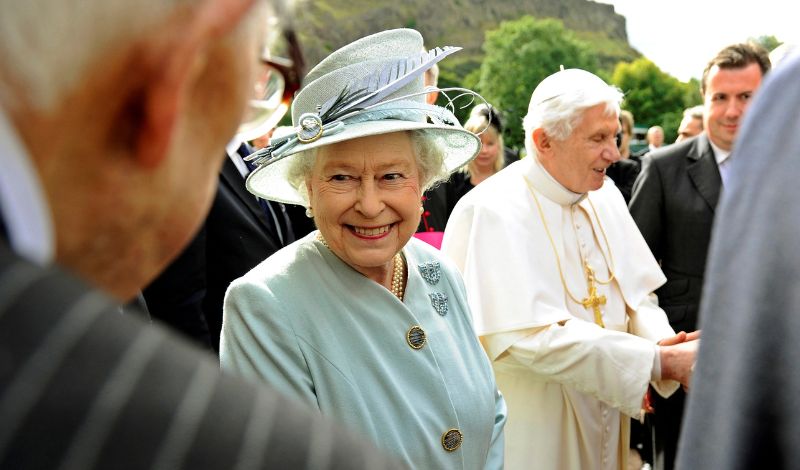 Elizabeth II e Bento XVI caminham pelos jardins do Palácio de Holyroodhouse, em Edimburgo REUTERS/Dylan Martinez