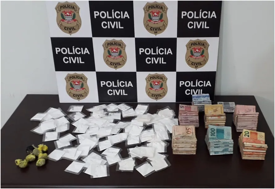 Eles estavam de posse de cocaína, maconha e dinheiro