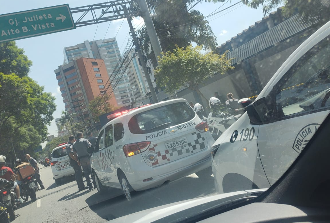 Um policial militar de folga, que estava em um carro logo atrás, trocou tiros com os crimi Foto: Ouvinte da BandNews FM