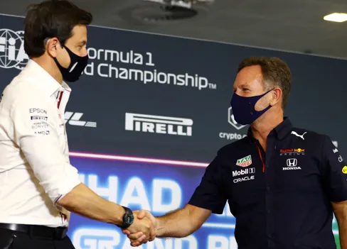 Chefes de Mercedes e Red Bull trocam aperto de mãos