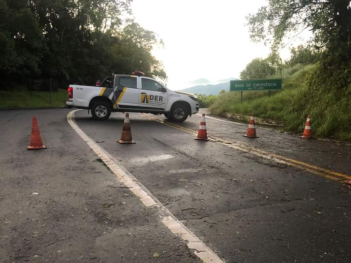 Tráfego na Oswaldo Cruz permanece interditado na manhã desta segunda, 4 de abril Divulgação: QAP/QRV