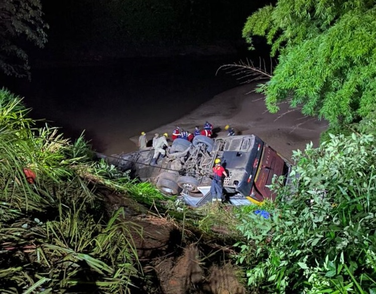 Ônibus cai em ribanceira e deixa ao menos 5 mortos em Goiás