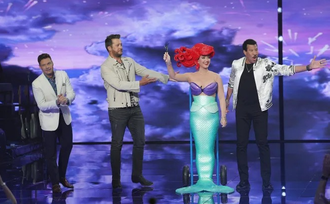 Fantasiada de ‘A Pequena Sereia’, Katy Perry cai da cadeira no “American Idol”