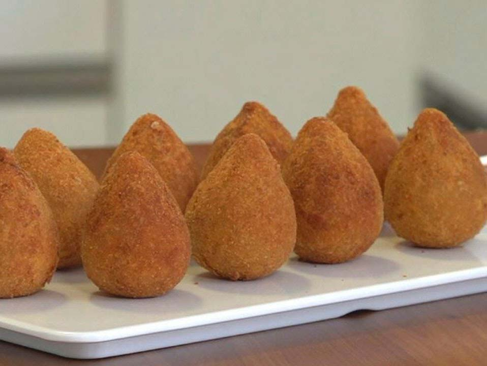 Coxinha de frango: aprenda receita digna de chef Reprodução/Band