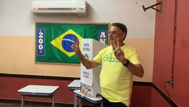 Jair Bolsonaro (PL), candidato à reeleição, vota na Vila Militar, RJ