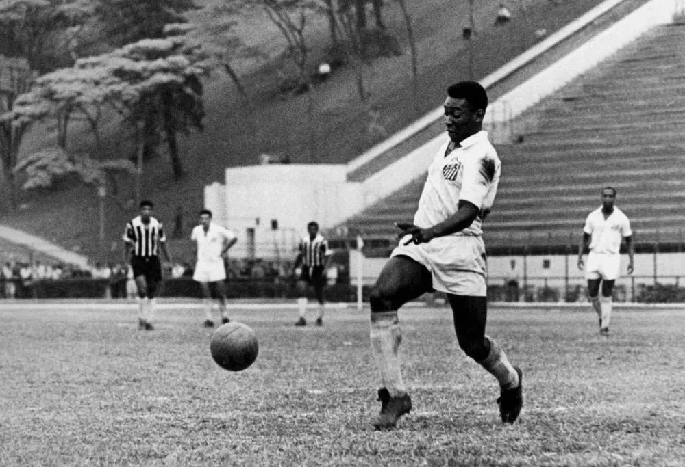 Pelé no dicionário: entenda o significado do novo adjetivo da Língua  Portuguesa e veja exemplos - Folha PE