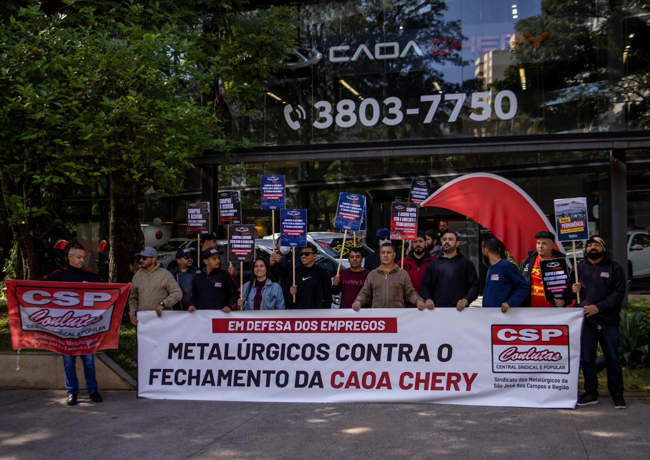 Metalúrgicos durante protesto em concessionária da Caoa Chery em São José dos Campos Divulgação/Sindicato do Metalúrgicos e São José dos Campos