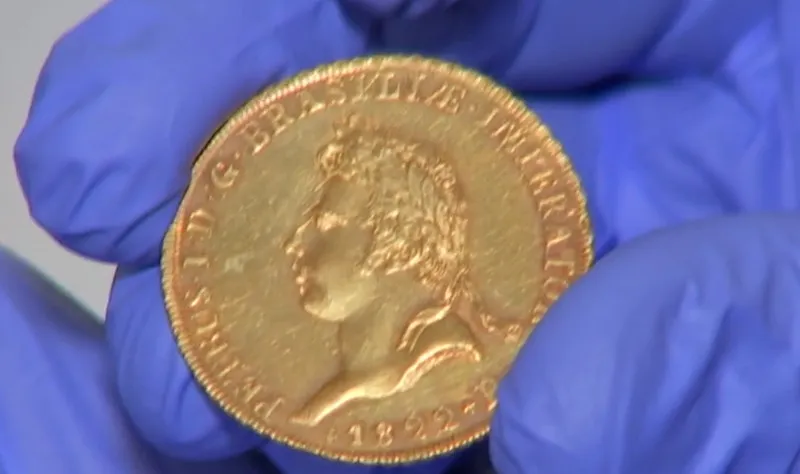 Moeda de ouro com figura de Dom Pedro como imperador romano vale R$ 2,5 milhões