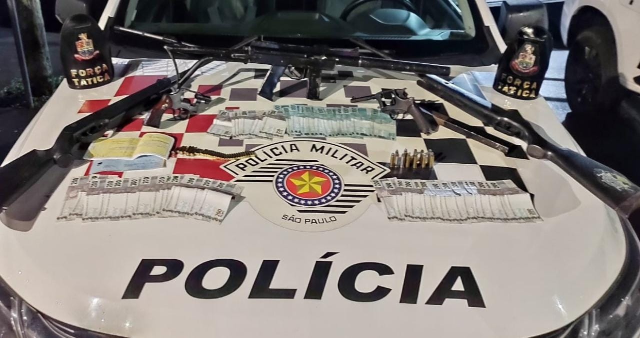 Polícia apreendeu armas, munições e dinheiro Divulgação PM