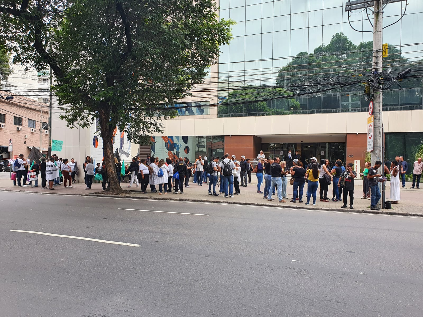 Profissionais se reuniram em manifestação no Maracanã, Zona Norte, nesta quarta (21) Reprodução