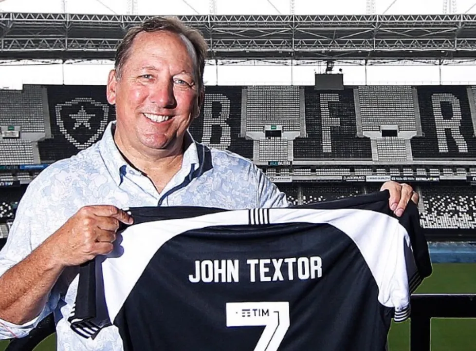 Novo dono do Botafogo, John Textor posa no Estádio Nilton Santos