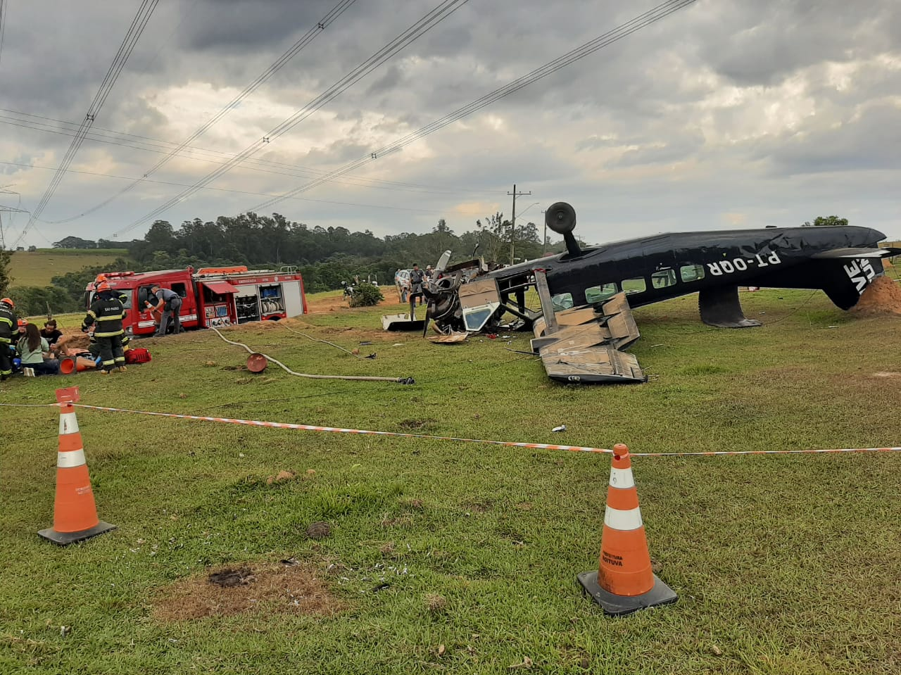 Ação dos bombeiros no local do acidente Bandeirantes