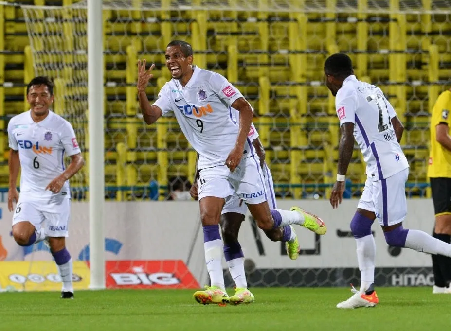 Douglas Vieira comemora gol marcado na J-League