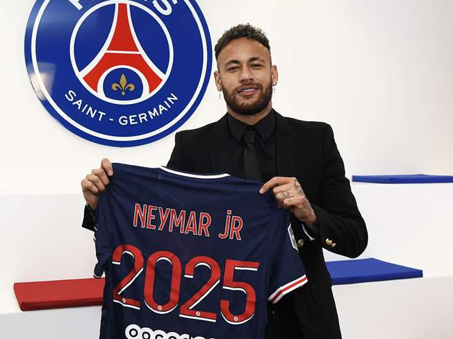 Ao site do PSG, brasileiro se disse feliz por permanecer no clube Paris Saint-Germain/Divulgação