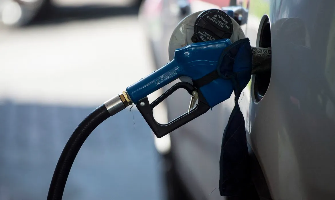 Preço médio da gasolina sobe pela quarta semana seguida