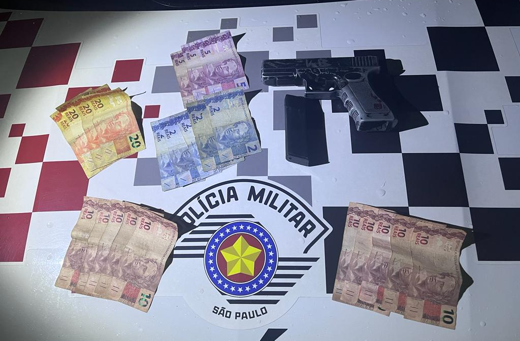 Com os menores, foi encontrado um simulacro de arma de fogo e a quantia de R$ 205,00  Divulgação/ PM