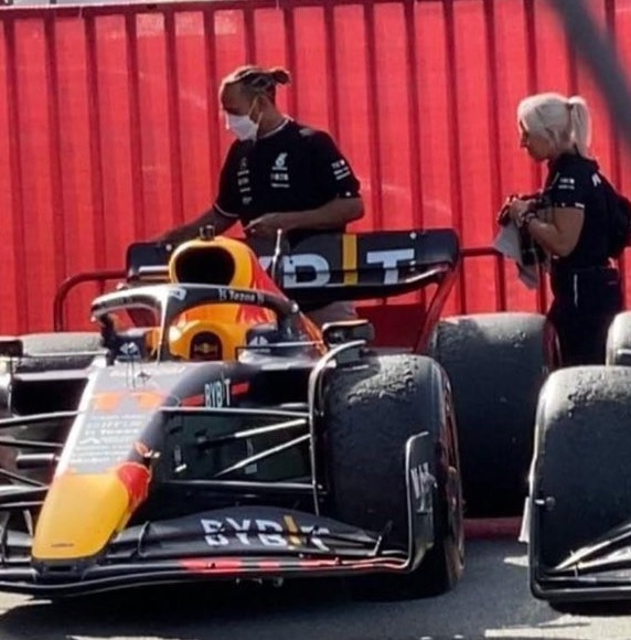Lewis Hamilton passando atrás de carro de Sergio Pérez