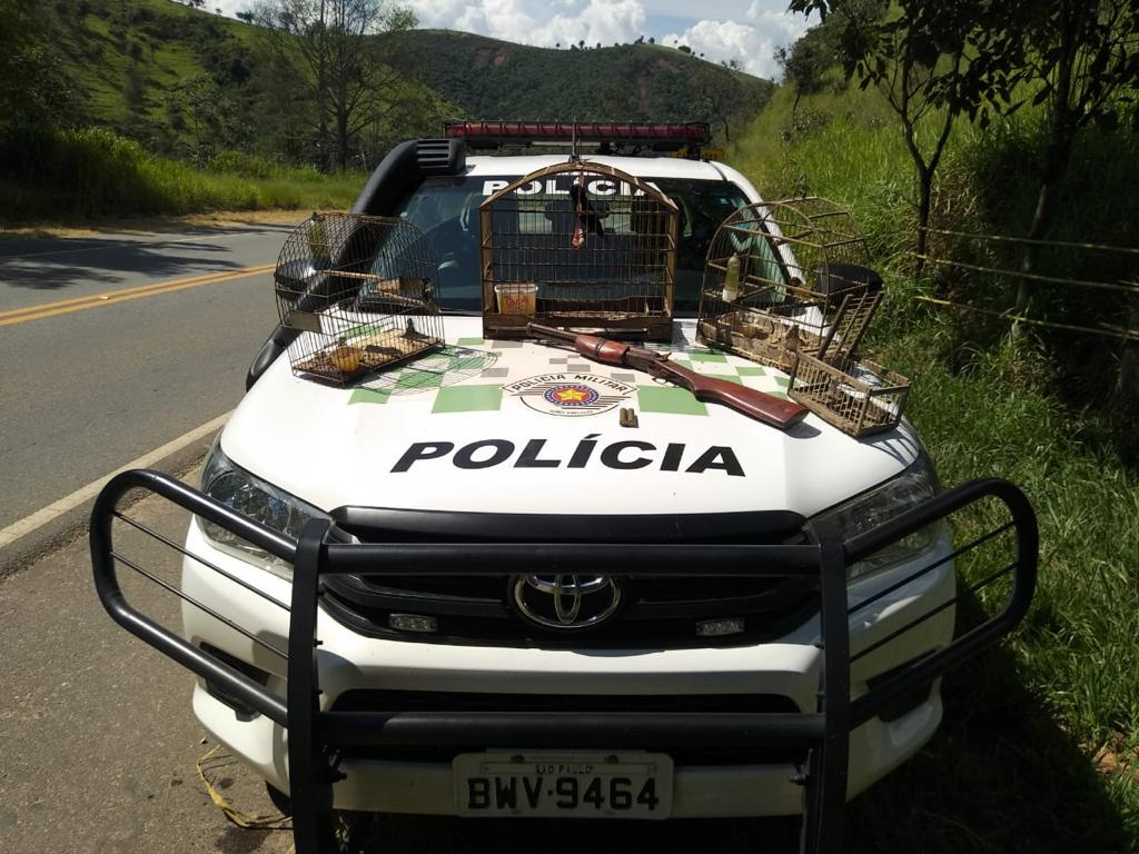 Polícia Ambiental apreende três aves e uma arma de fogo, em Guaratinguetá
